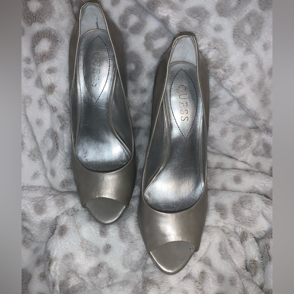 Silver grey platform open toed heel. Guess women’s 6.5 spikes shoe dressy - Picture 4 of 6